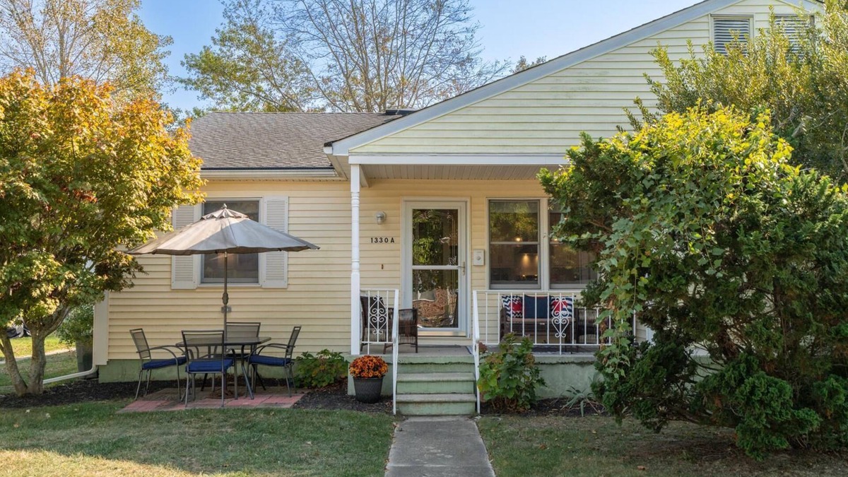 Village Green House | 2 bedroom 1.5 bath home 8 blocks to beach - Sleeps 4