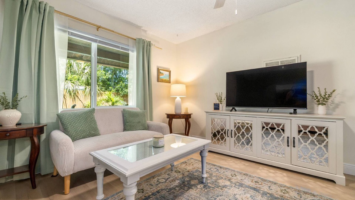 New Port Richey Condo | 2 Bedroom 1 Bath Unit, Right by Downtown New Port Richey! Grill, Putting Green, Close to Main St!
