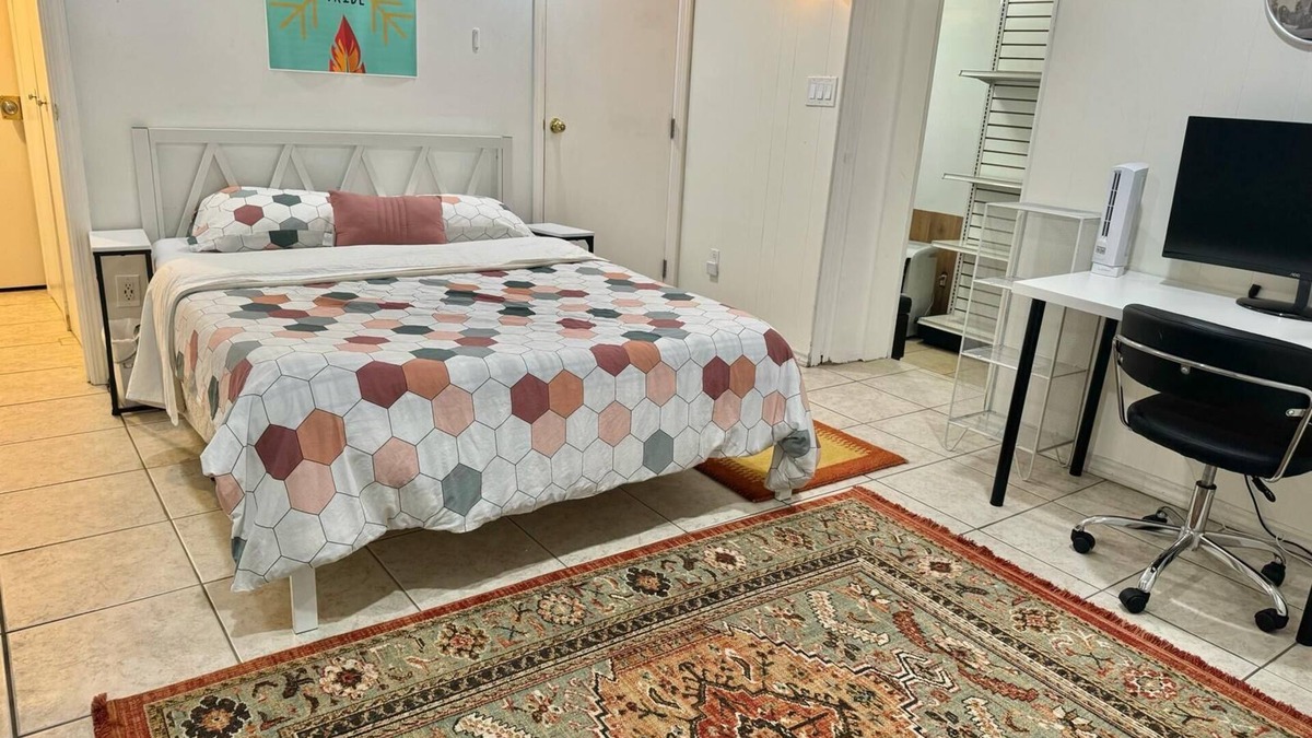 Roslyn Apartment | 2-bedroom, 1 Bath apartment in gorgeous Roslyn with backyard & Playground