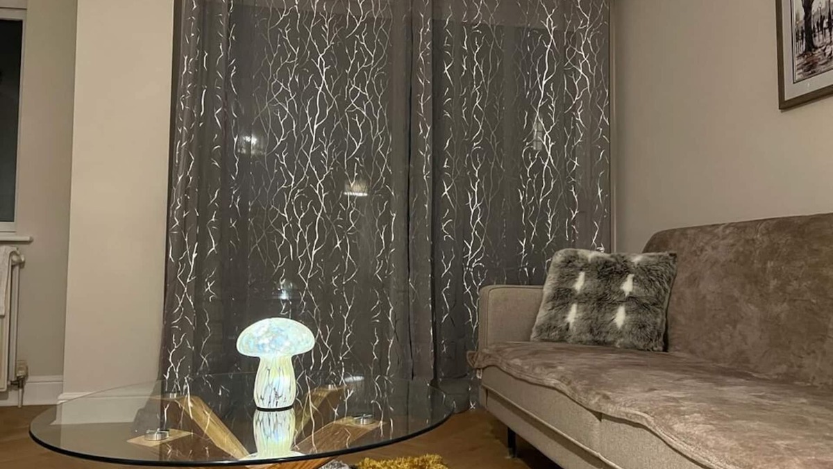 Harrow Road Apartment | 2 bedroom, 1 bath flat in Westbourne Park near Notting Hill, London. Sleeps 5.