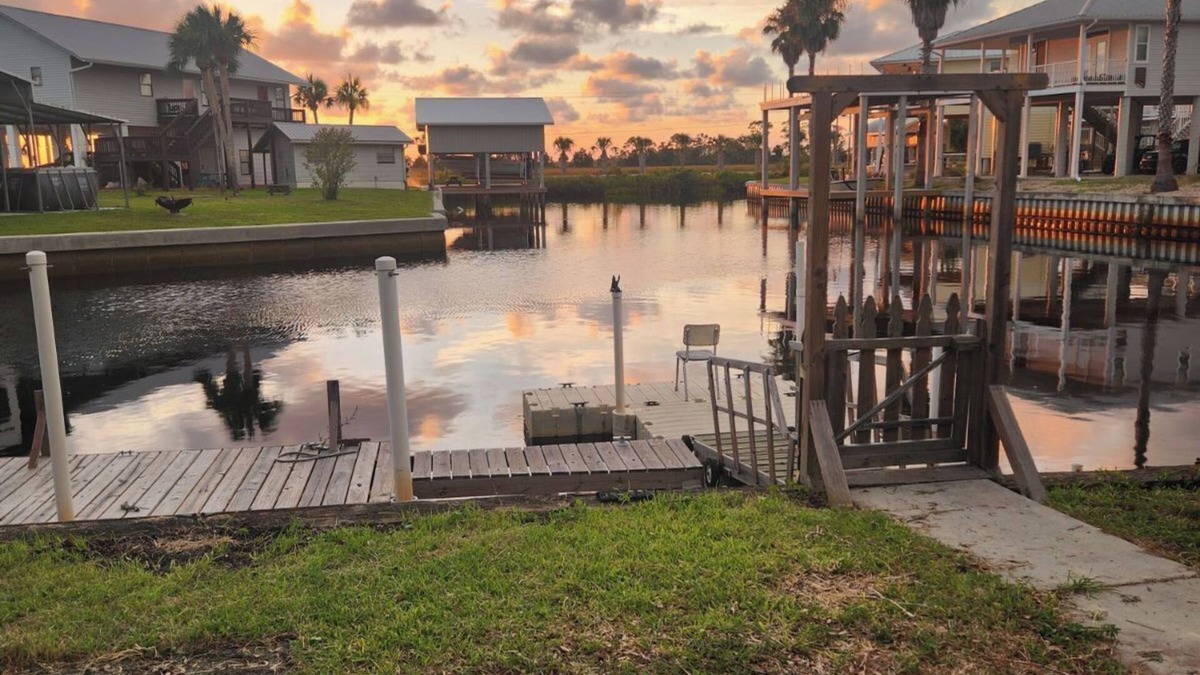 Suwannee House | 2-bedroom ,1 bath in Suwannee where the river meets the Gulf of Mexico!