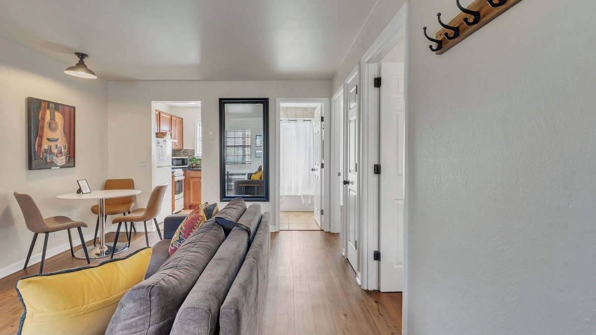 West End Apartment | 2 Bedroom 1 Bathroom - 1 Mile From Broadway!