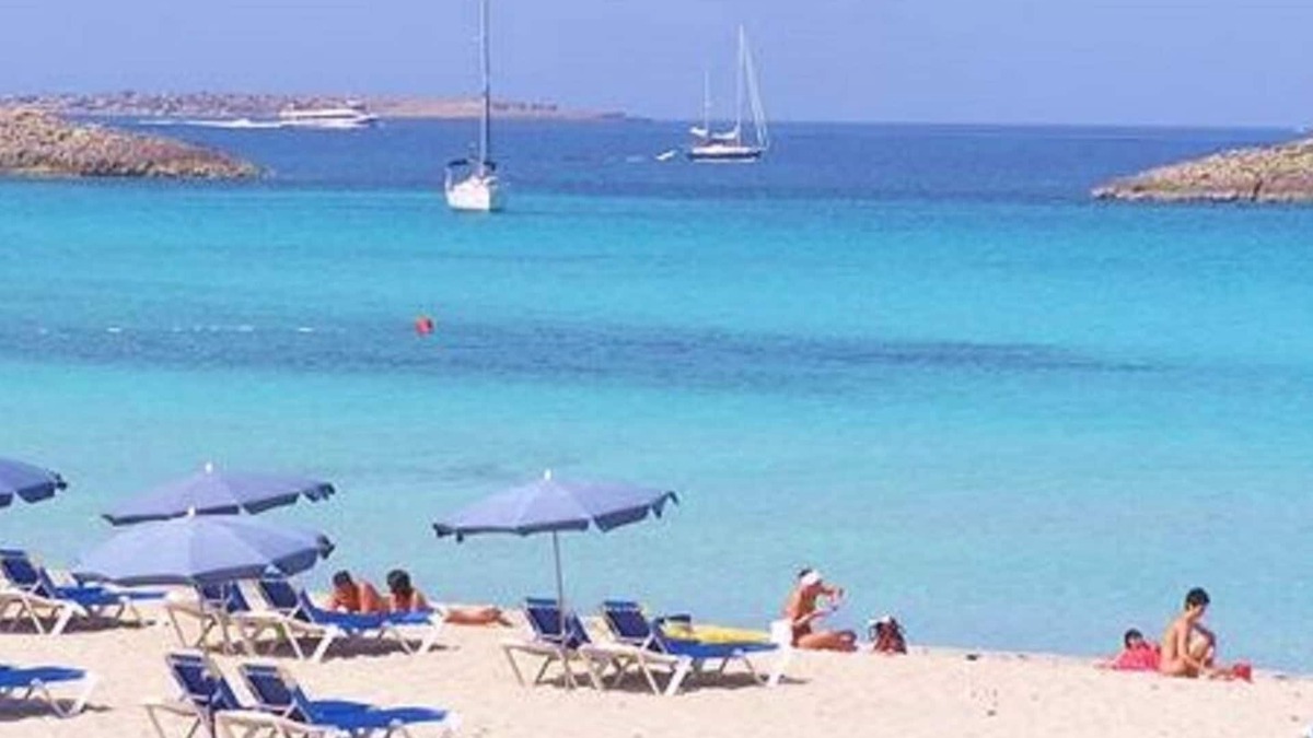 Mar de Cristal Apartment | 2 Bedroom 1st floor apartment in Mar De Cristal 100 yards from the beach,