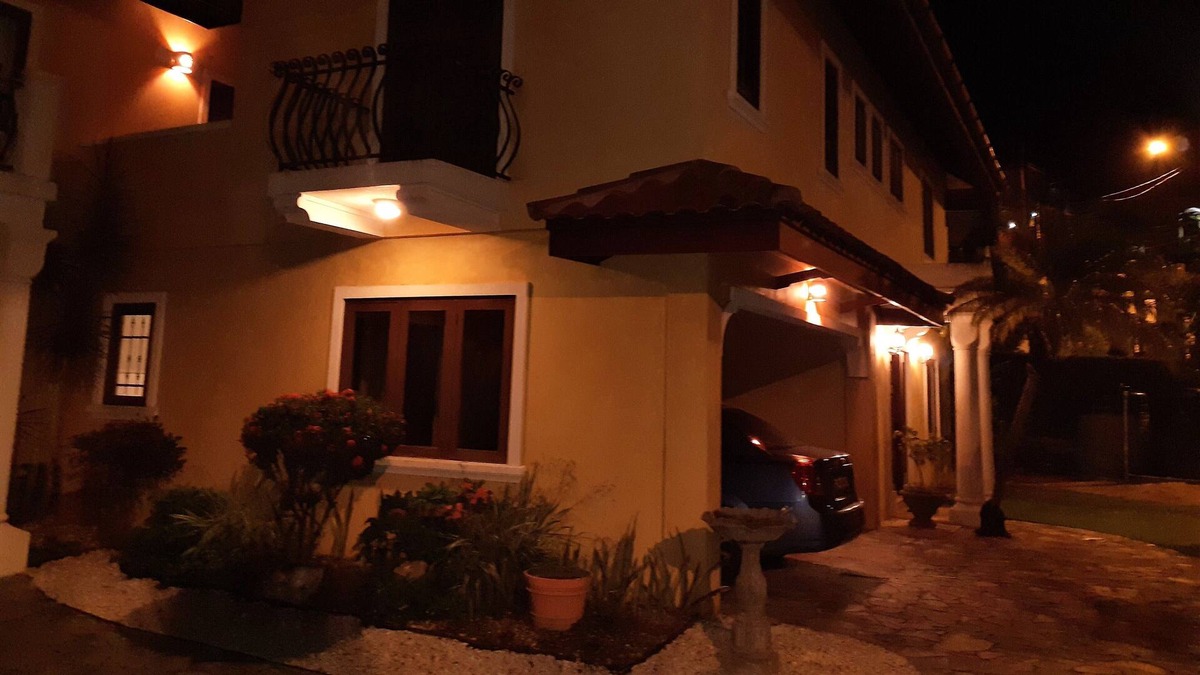 Diego Martin House | 2 BEDROOM 2 1/2 BATHROOM DUPLEX