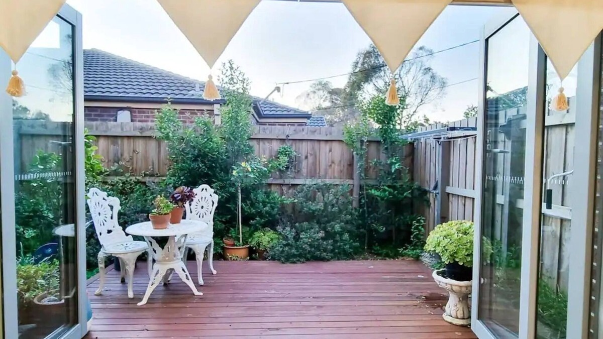 Heidelberg Heights House | 2 bedroom & 2 bathroom comfortable townhouse