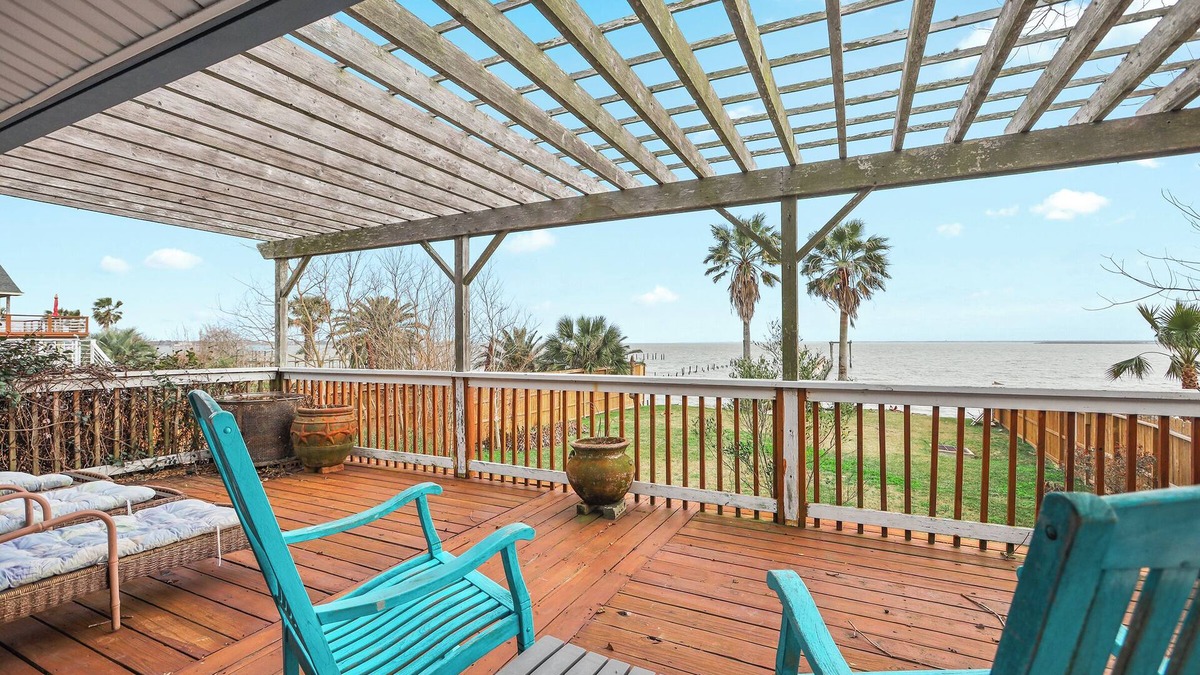 Dickinson Condo | 2-bedroom 2 bath.4 beds total Amazing Waterfront condo w/310 ft lit pier