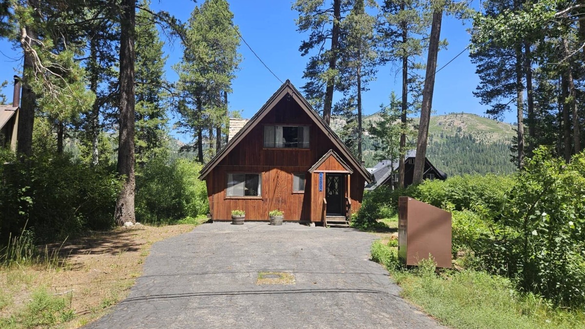 Donner Lake Woods Cabin | 2 bedroom, 2 bath, sleeps 6, West End of Donner Lake DLR#007