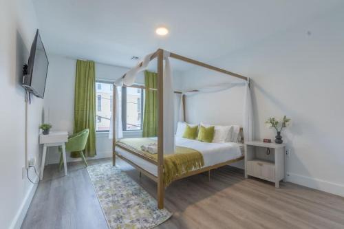 Orange Apartment | 2 bedroom 2 bath Suite, Near American Dream and The Airport, Free Parking, King Bed and 2 Queen Beds, Washer and Dryer