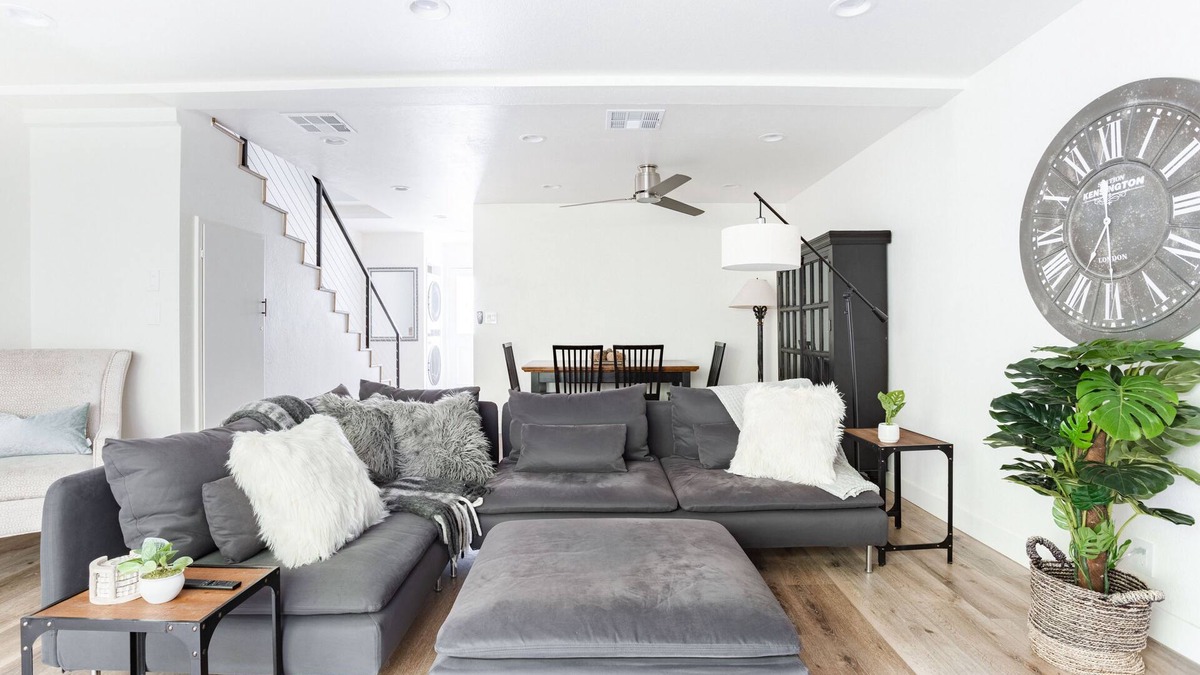 Palms Apartment | 2 bedroom 2 bath town-home with AC, laundry, & parking!