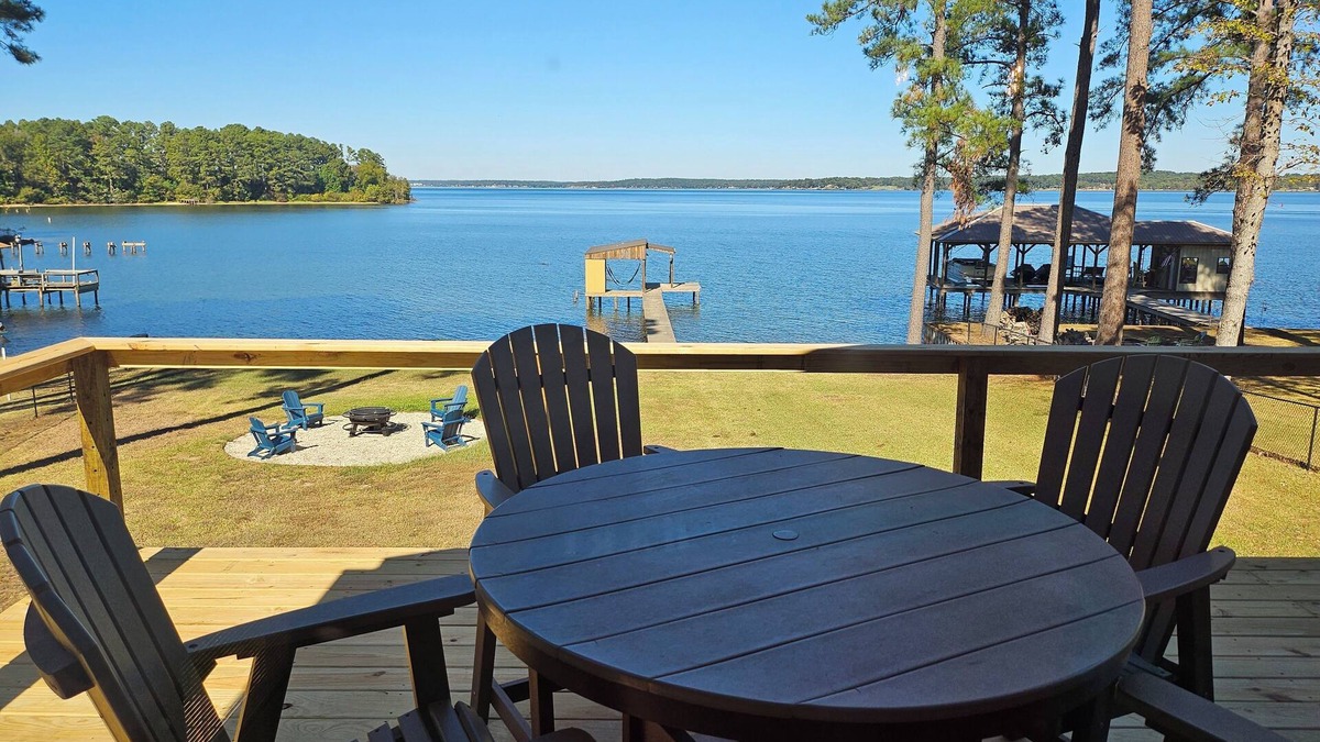 Henderson County House | 2 bedroom 2 bath Waterfront Lake Palestine Home, Boathouse, and Firepit
