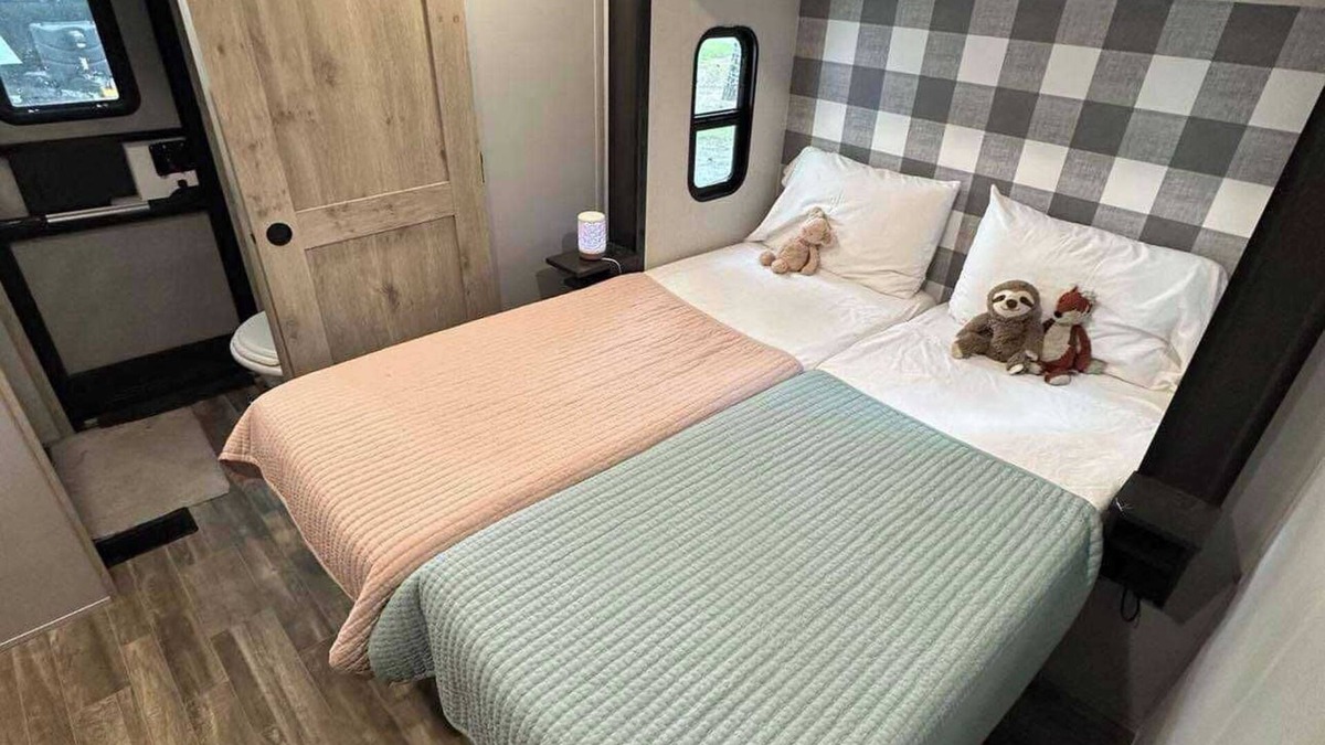 Gadsden RV Rental | 2-bedroom 2- Bath with Loft camper in charming Gadsden with Wi-Fi, AC, and pool.