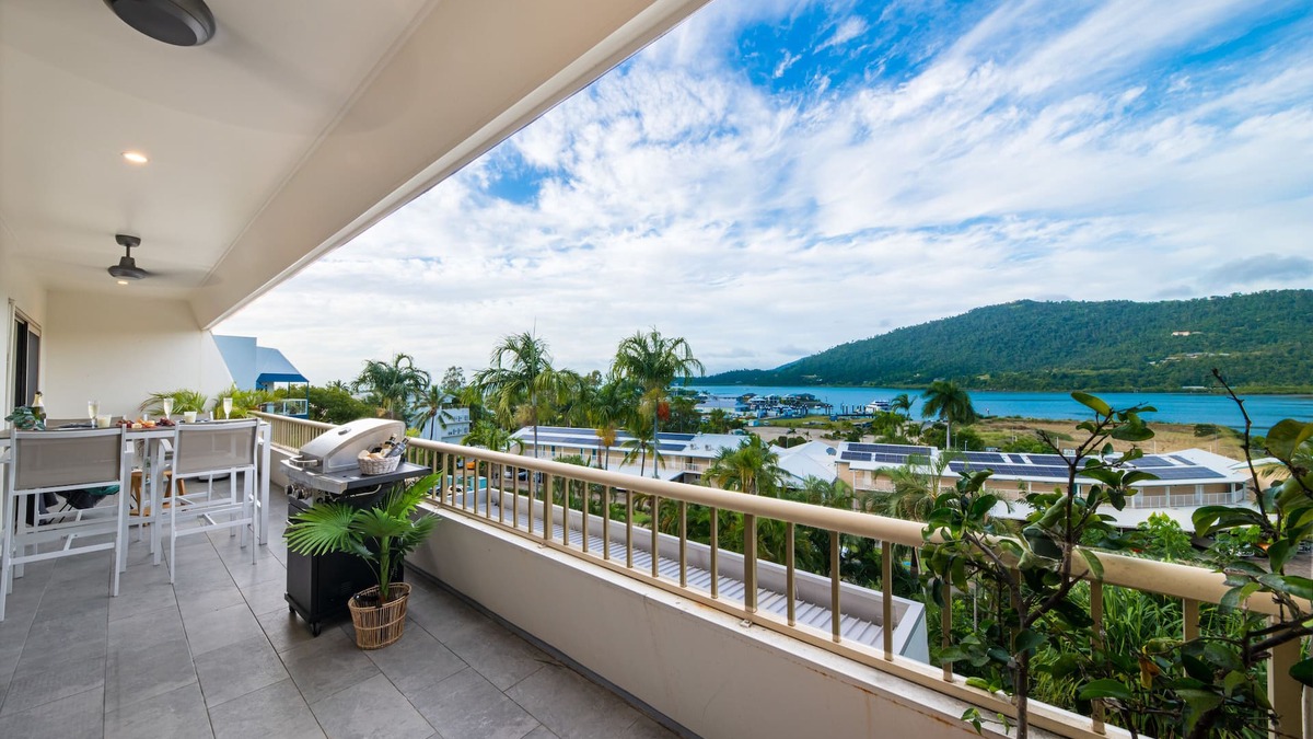 Airlie Beach Apartment | 2 Bedroom, 2 Bathroom Apartment, 5 minutes to the Main Street