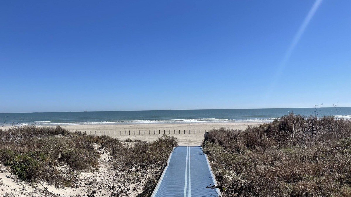 Port Aransas Condo | 2 bedroom 2 bathroom condo at Sea Isle Village with beach access and gulf view.