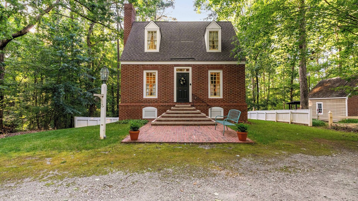 White Stone Cottage | 2 bedroom/2 bathroom Woodland Retreat in Hub City with Backyard + Fire Pit