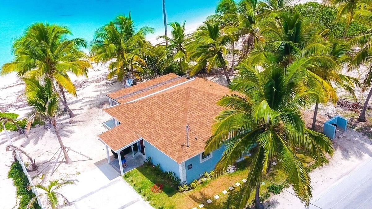 Steventon House | 2 bedroom 2 bathroom beach house, beach right at your door steps,