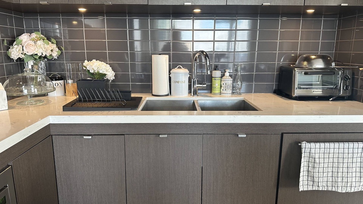 Bloor-Yorkville Condo | 2-bedroom, 2-bathroom condo in stylish Yorkville. Parking & in-suite laundry Inc