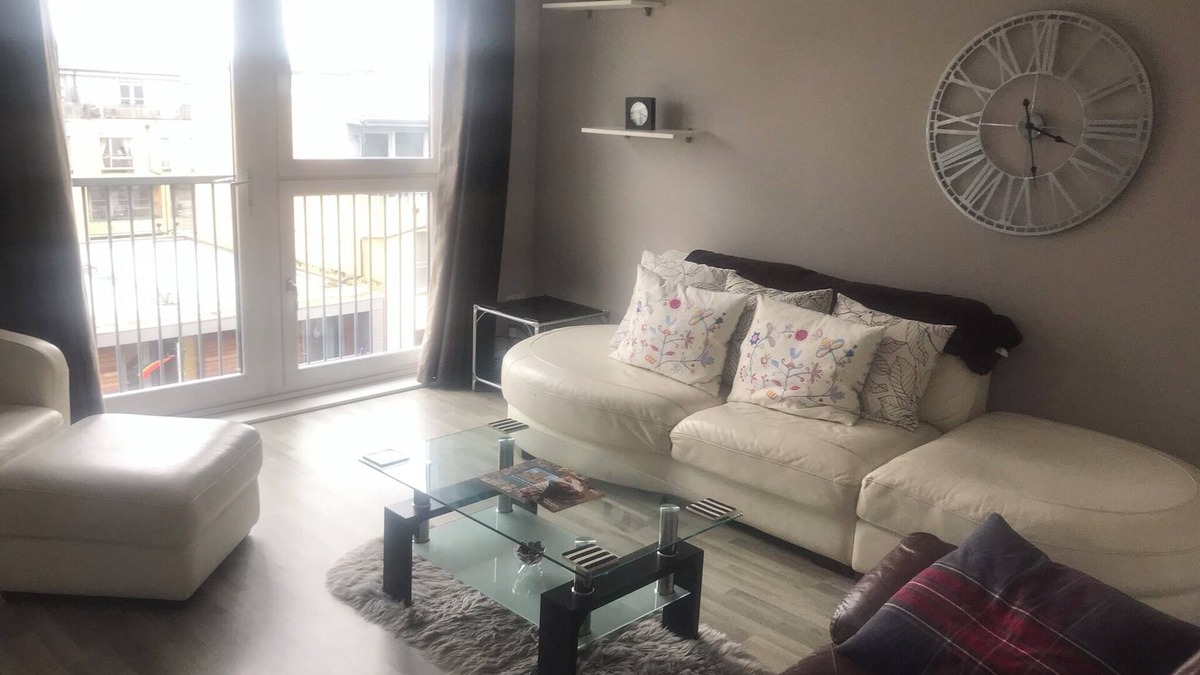 Pollokshields Apartment | 2 bedroom 2 bathroom penthouse apartment with onsite secure parking