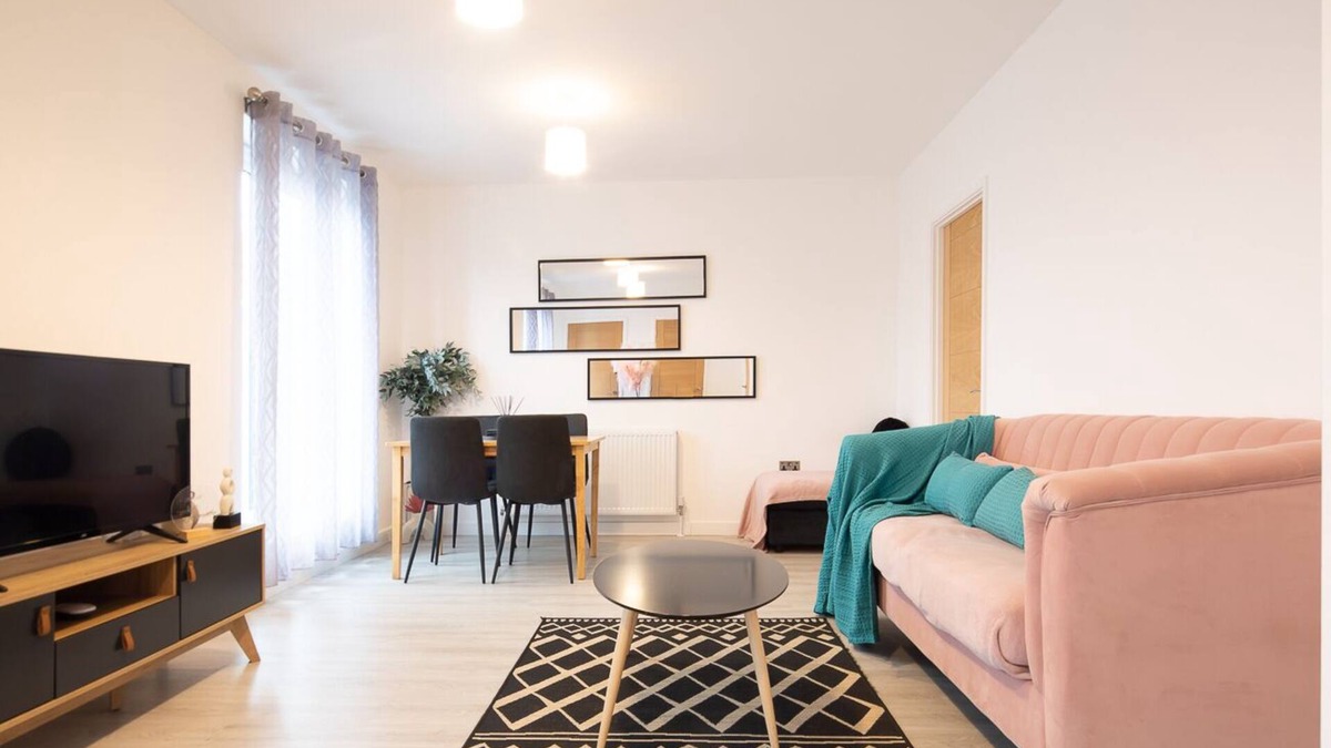 Cambridge Apartment | 2 bedroom 2 ensuite sleeps 4, with parking and garden. New build spacious home