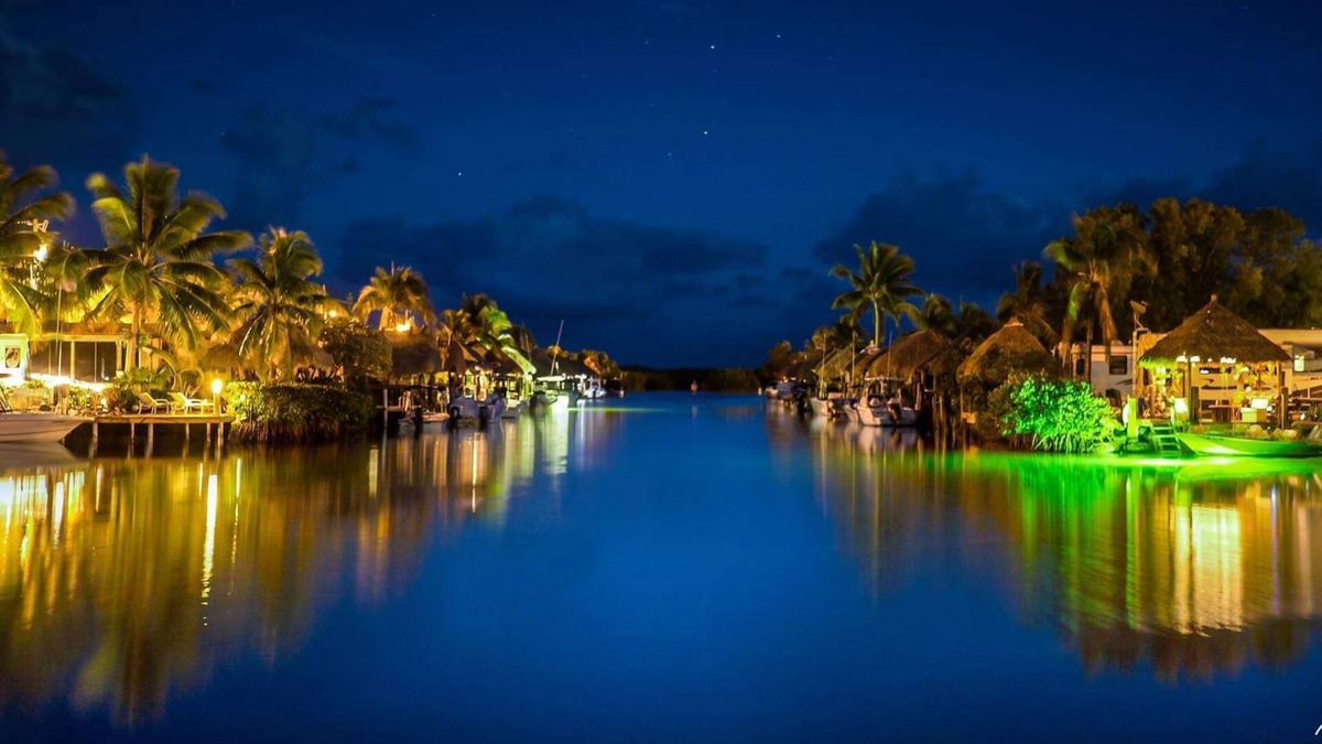 Key Largo Cottage | 2 bedroom & 25' Boat Dock ~ Waterfront Atlantic Side & PrivateTiki dining, bikes