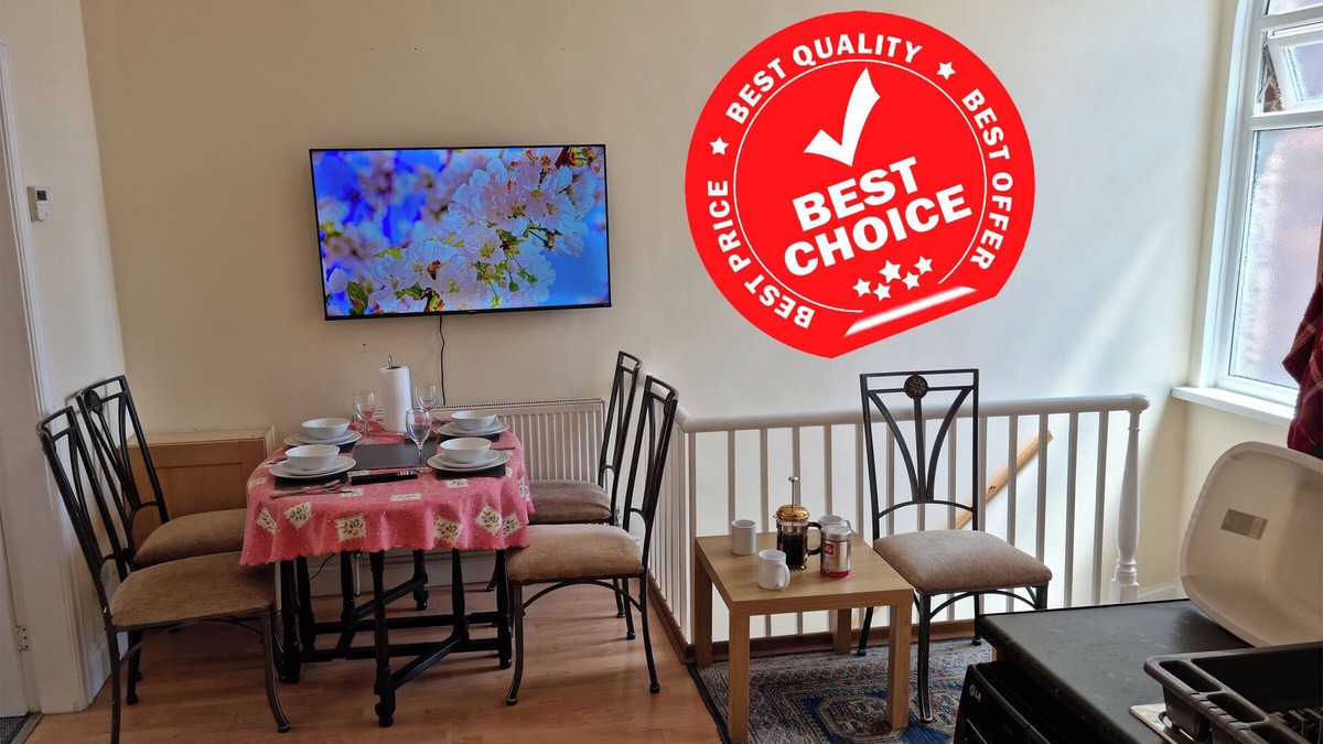 Rochdale Apartment | 2 Bedroom 4 Bed Family Flat Free Parking Wi-Fi near Rochdale Tram Rail Station