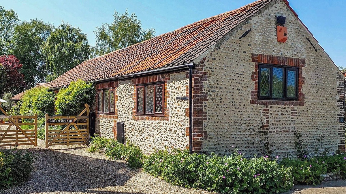 Sharrington Cottage | 2 bedroom accommodation in Sharrington, near Holt