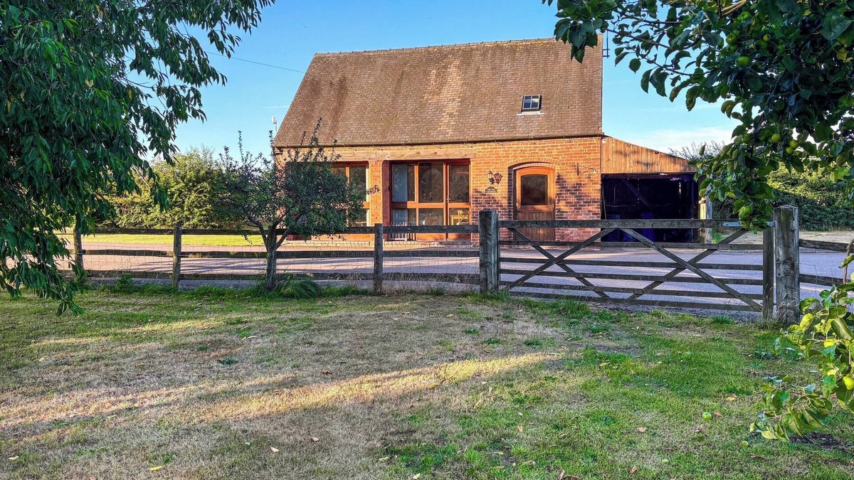 Rugeley Cottage | 2 bedroom accommodation in Near Uttoxeter