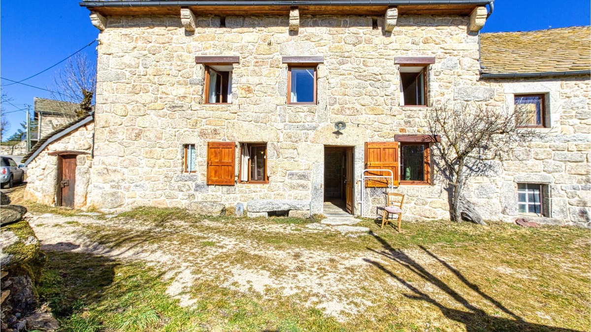 Peyre-en-Aubrac House | 2 bedroom accommodation in Aumont Aubrac