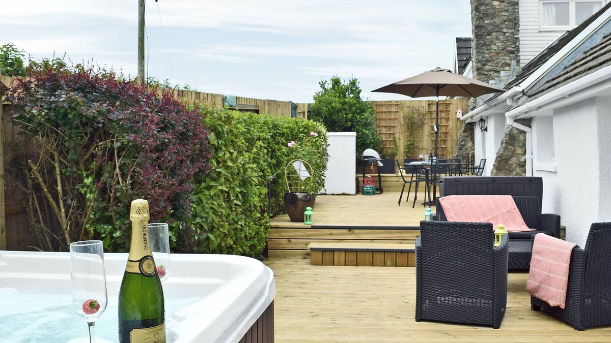Haverfordwest Cottage | 2 bedroom accommodation in Johnston, near Broad Haven