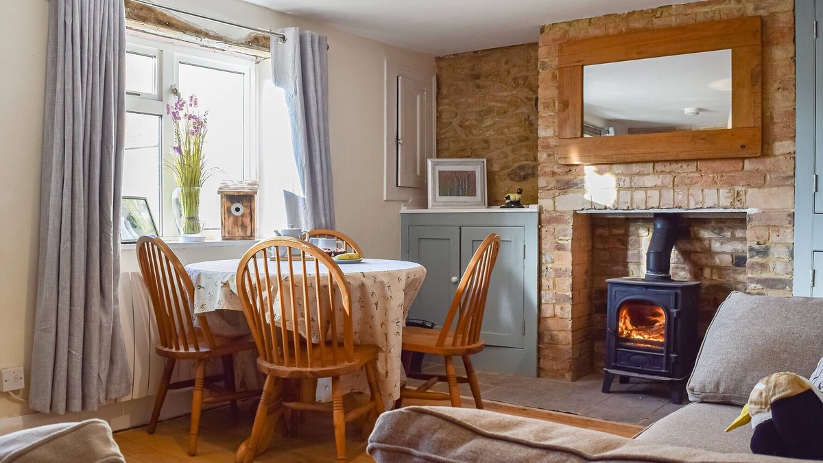 Warmington Cottage | 2 bedroom accommodation in Eaglethorpe, near Warmington