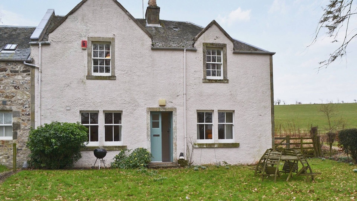 Dunfermline Cottage | 2 bedroom accommodation in Oakley, near Dunfermline