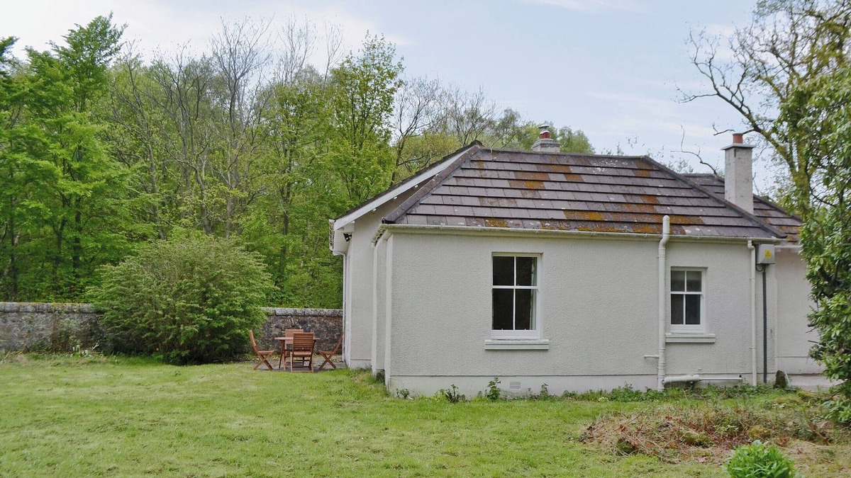 Dunfermline Cottage | 2 bedroom accommodation in Oakley, near Dunfermline