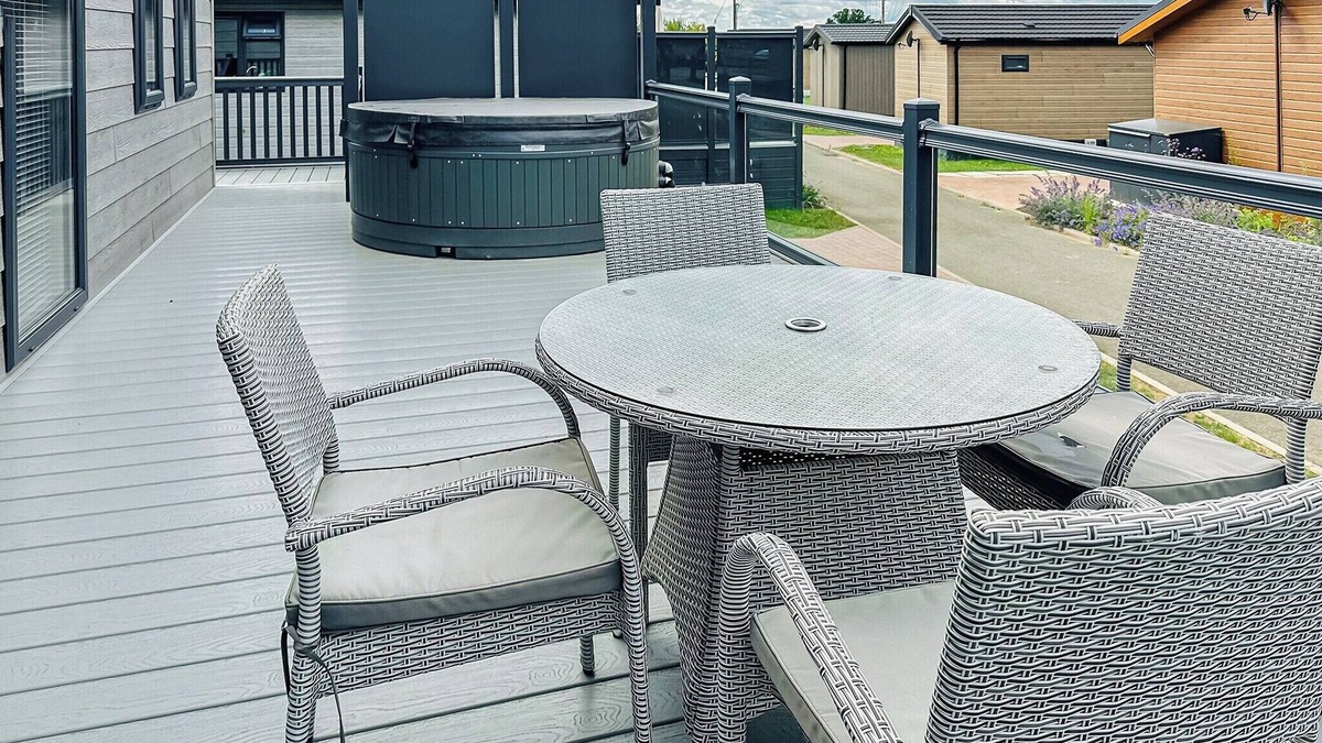 Bredons Hardwick Ski Chalet | 2 bedroom accommodation in Tewkesbury