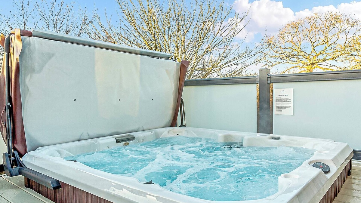 Axminster Ski Chalet | 2 bedroom accommodation in Axminster