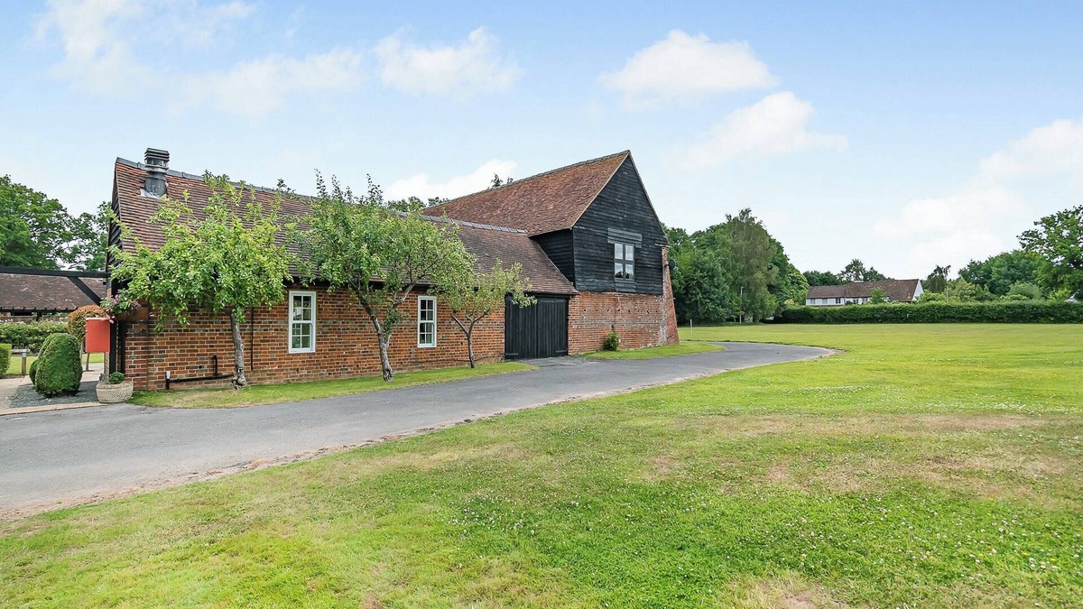 Guildford Cottage | 2 bedroom accommodation in Woking, near Guildford