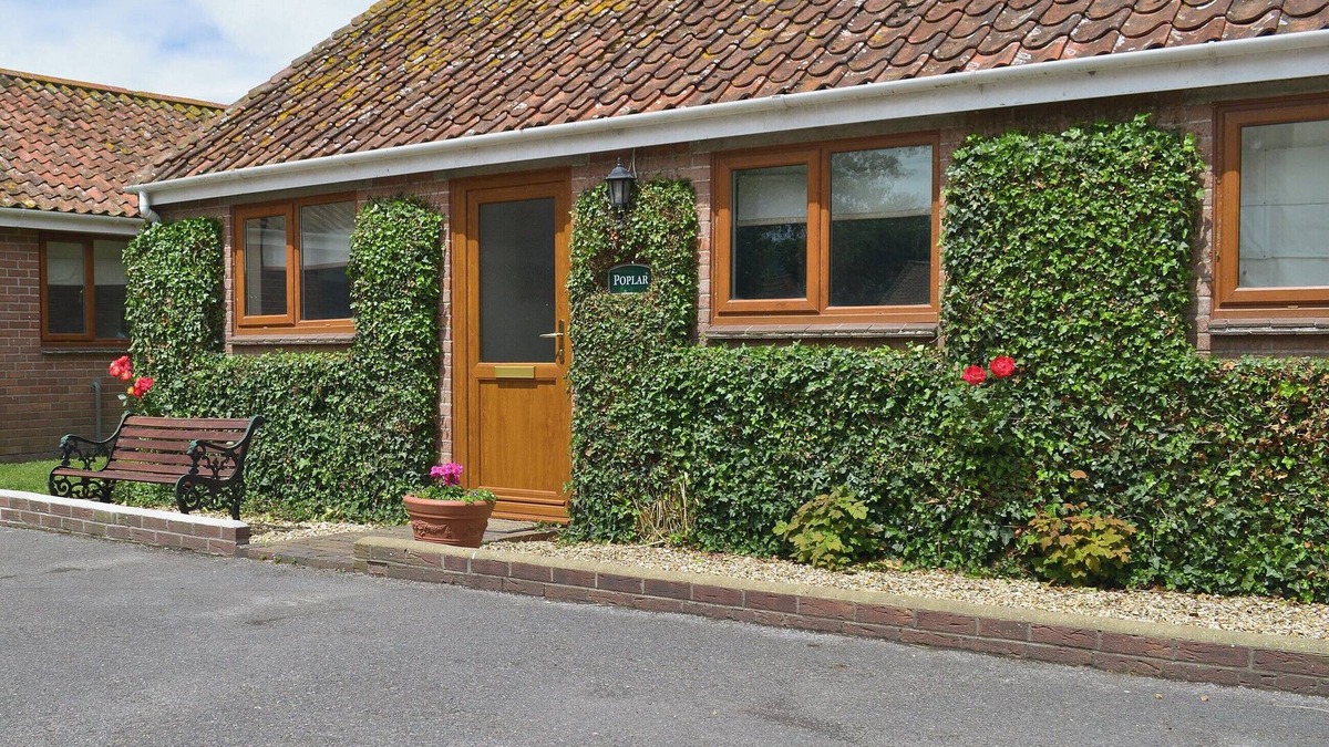 East Huntspill Cottage | 2 bedroom accommodation in East Huntspill, near Highbridge