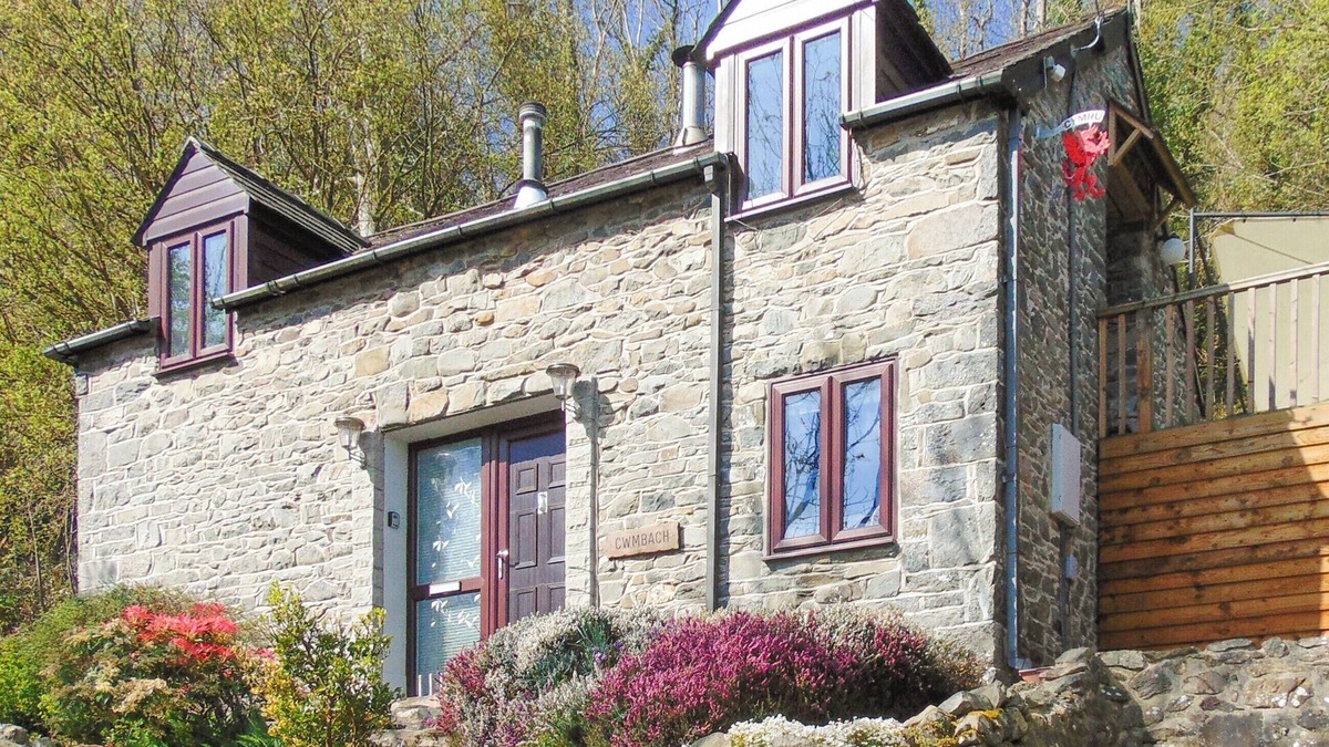 Llandyssiliogogo Cottage | 2 bedroom accommodation in Cwm Tydu, near Llangrannog