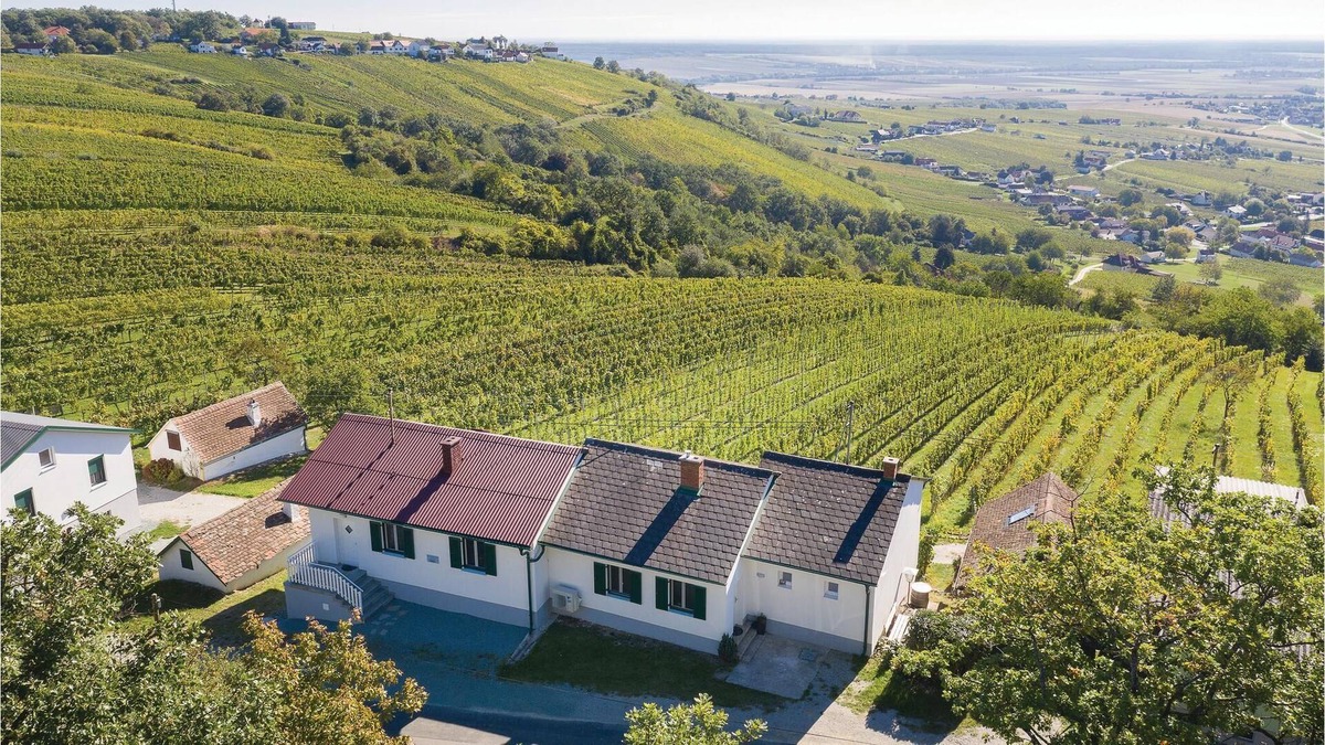 Deutsch Schuetzen-Eisenberg House | 2 bedroom accommodation in Eisenberg