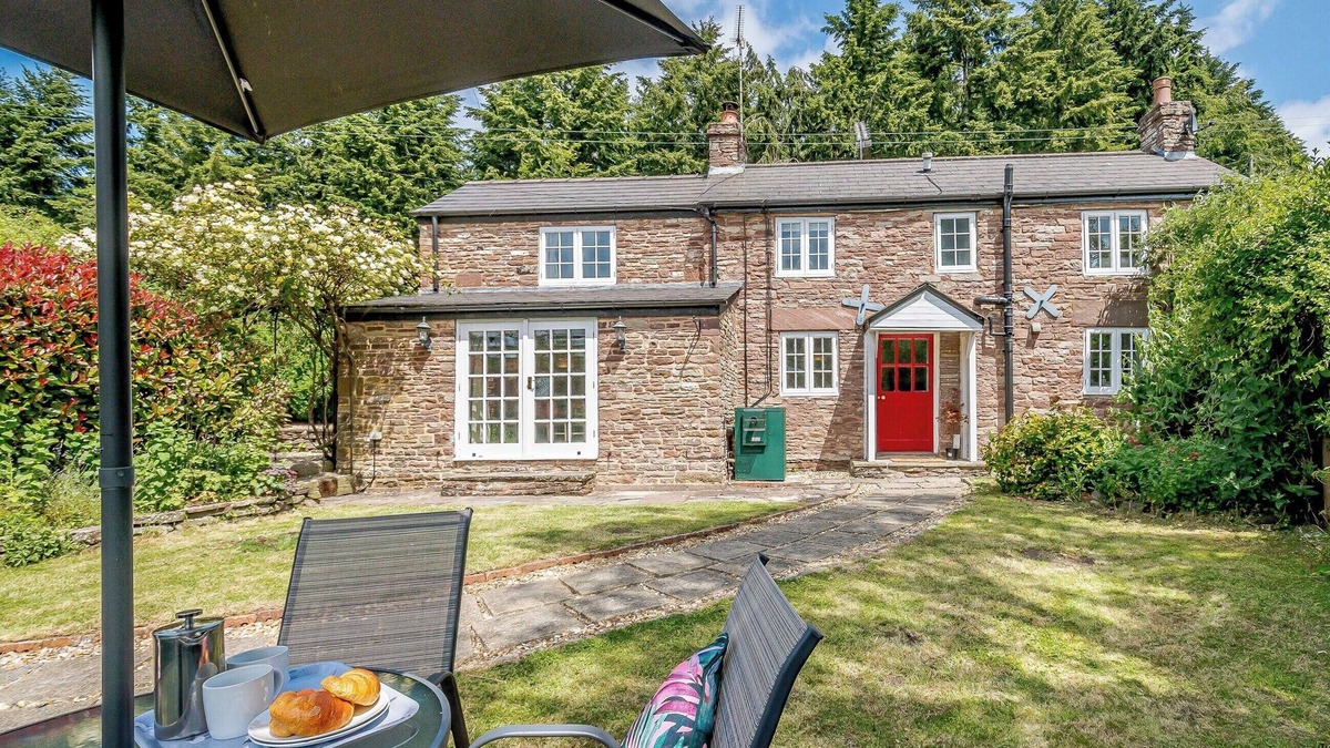 Blakeney Cottage | 2 bedroom accommodation in Blakeney, near Lydney