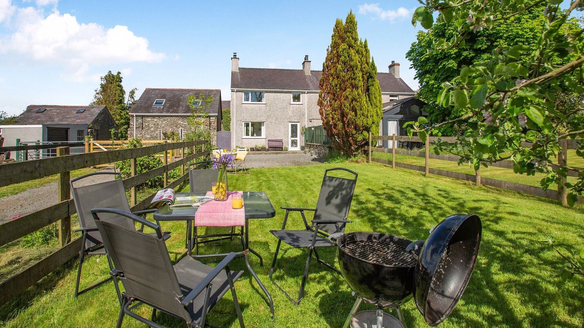Llangefni Cottage | 2 bedroom accommodation in Bodffordd, near Llangefni