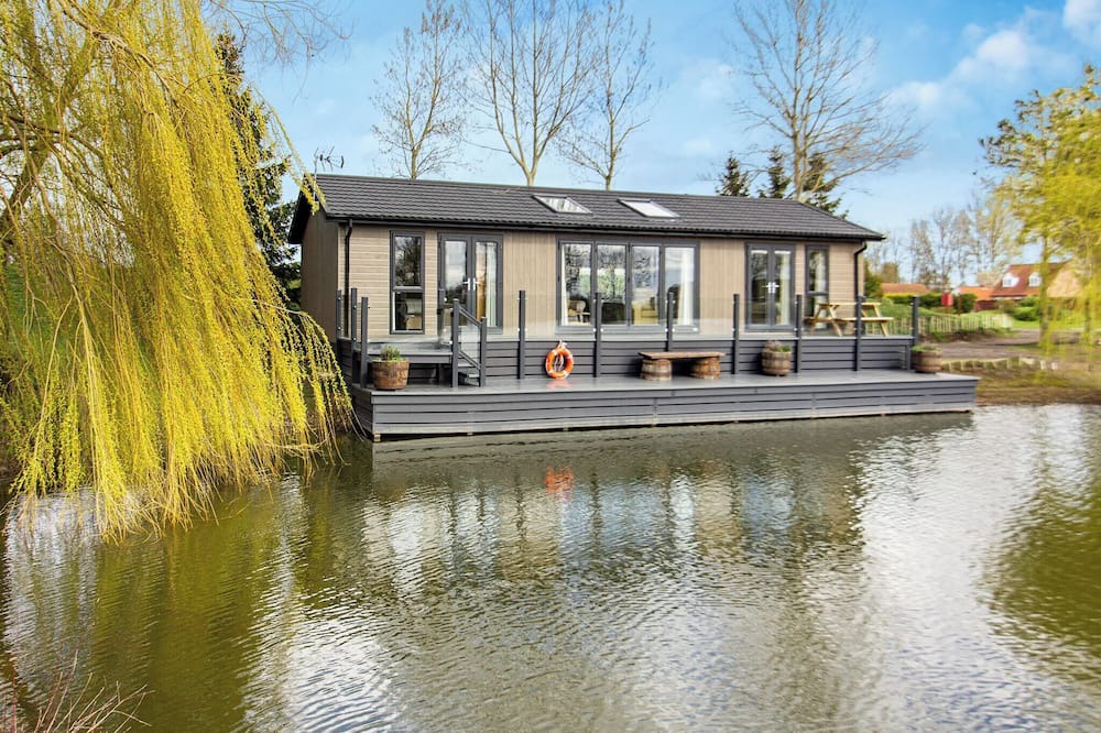 Aubourn Ski Chalet | 2 bedroom accommodation in Swinethorpe, Nr Lincoln
