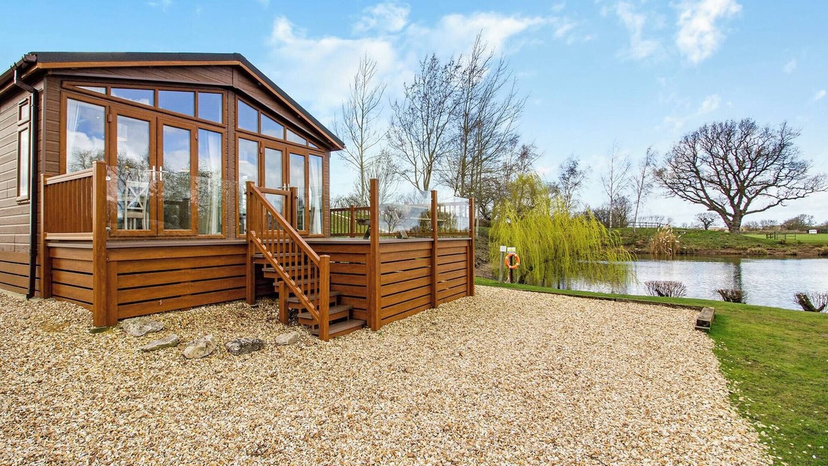 Aubourn Ski Chalet | 2 bedroom accommodation in Swinethorpe, Nr Lincoln