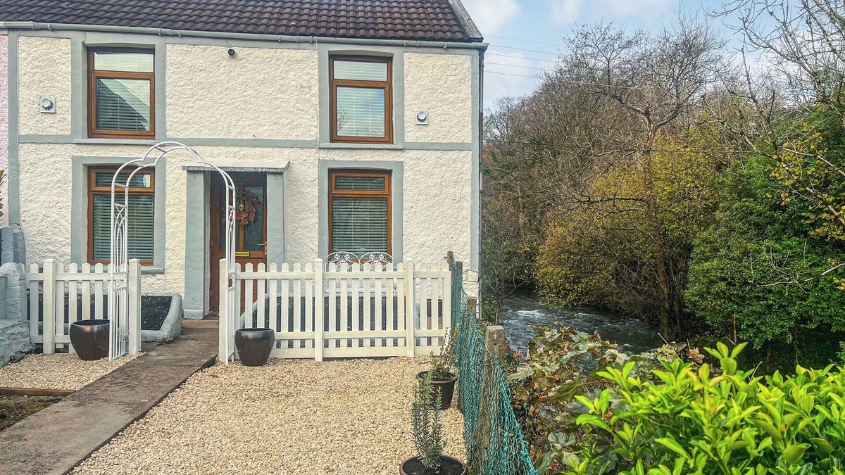 Brynmenyn Cottage | 2 bedroom accommodation in Aberkenfig, near Bridgend
