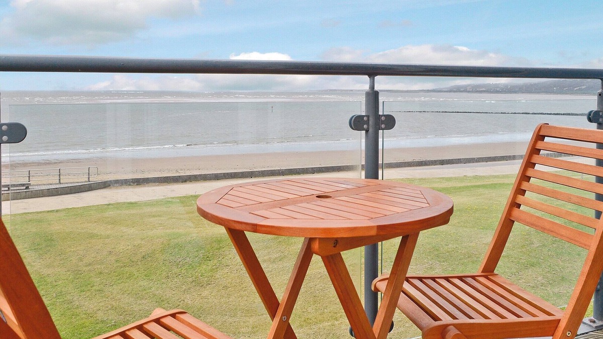 Llanelli Cottage | 2 bedroom accommodation in Heddfan, Millenium Quay