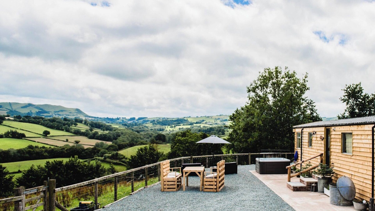Newtown Cottage | 2 bedroom accommodation in Mochdre, near Newtown