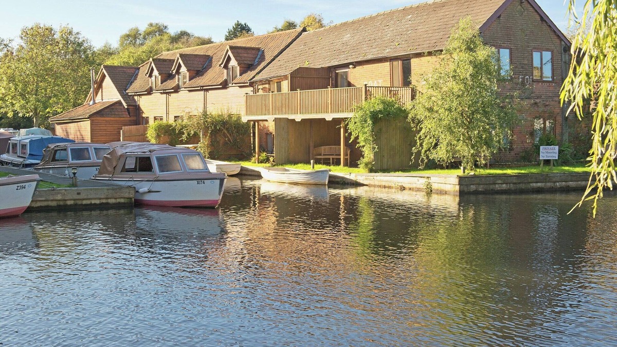 Smallburgh Cottage | 2 bedroom accommodation in Wayford Bridge, near Stalham