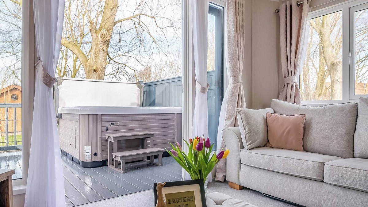 Arnold Ski Chalet | 2 bedroom accommodation in Skirlaugh, Nr Hull