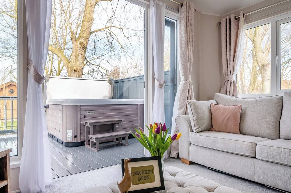 Arnold Ski Chalet | 2 bedroom accommodation in Skirlaugh, Nr Hull
