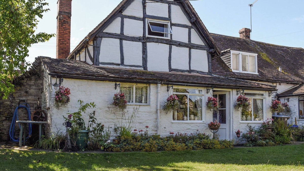 Ardens Grafton Cottage | 2 bedroom accommodation in Barton