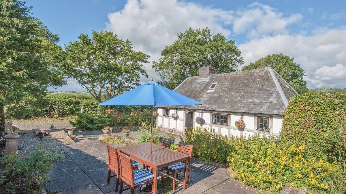 Caersws Cottage | 2 bedroom accommodation in Trefeglwys, near Caersws