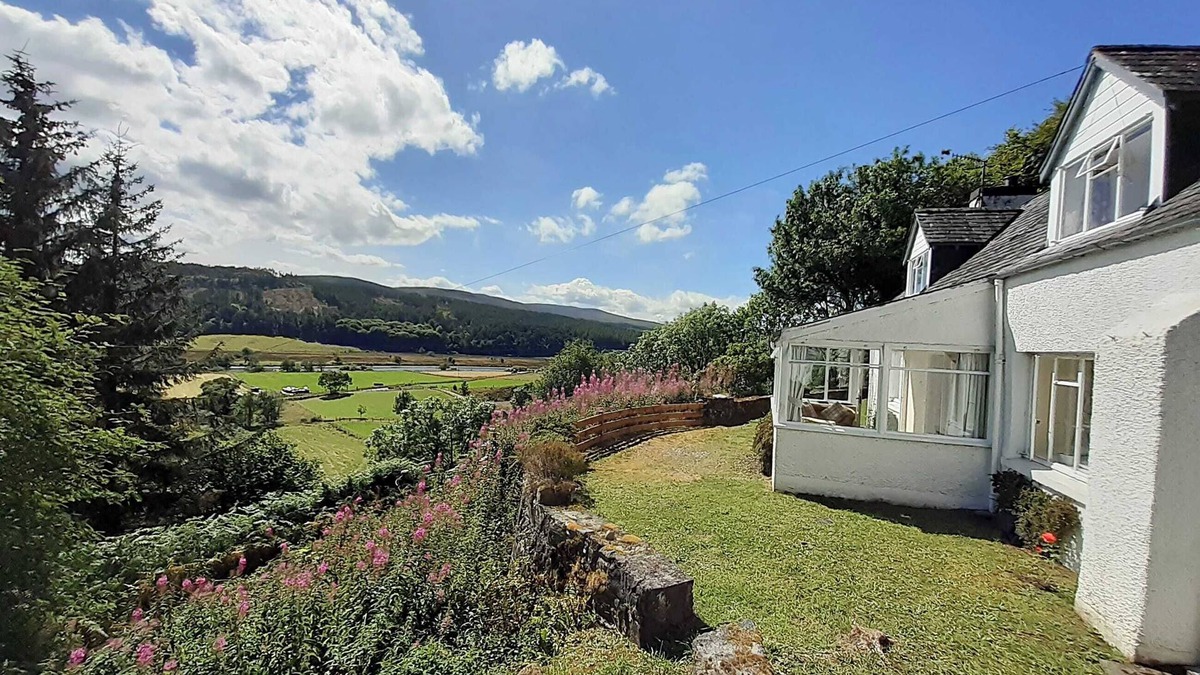Lairg Cottage | 2 bedroom accommodation in Linsidemore, near Lairg